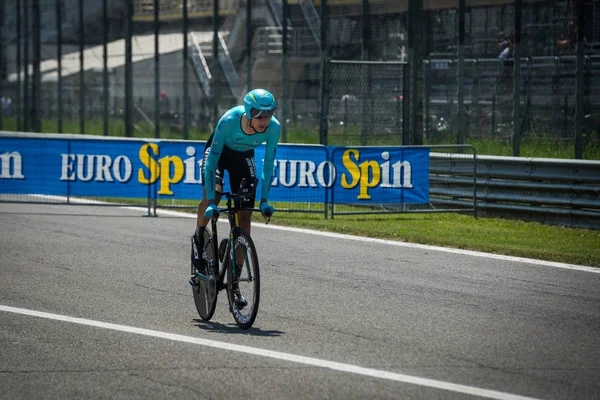意大利蒙扎 2017年5月28日 职业自行车手 阿斯塔纳 Pro 在最后一次试用阶段的意大利巡演 2017 与一圈的公式1赛道蒙扎和抵达米兰 — 图库照片