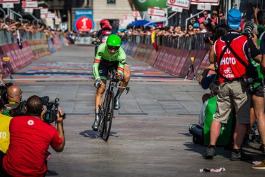 Milano, İtalya 28 Mayıs 2017: Davide Formolo, Cannondale takımda son zaman deneme aşamasında tur, İtalya 2017 varış ile Milano zor yarış 21 gün sonra bitiş çizgisine.