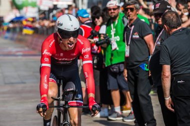 Milano, İtalya 28 Mayıs 2017: Profesyonel bisikletçi, takım Trek, geçen zaman deneme aşamasında tur, İtalya 2017 varış ile Milano zor yarış 21 gün sonra bitiş çizgisine üzerinde.