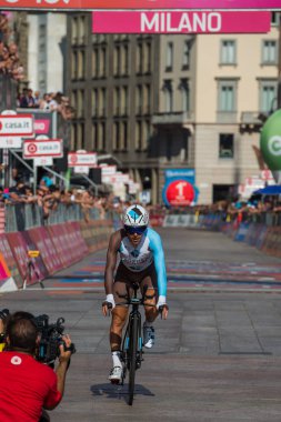 Milano, İtalya 28 Mayıs 2017: Domanico Pozzovivo, Ag2r takımında tur, İtalya 2017 varış ile Milano'da geçen zaman deneme aşamasında bitiş çizgisine.