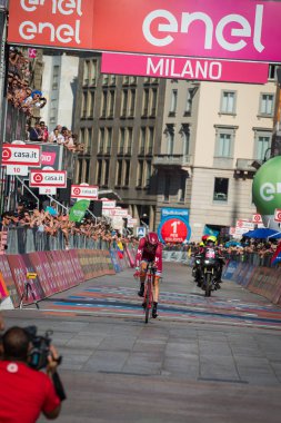 Milano, İtalya 28 Mayıs 2017: Profesyonel bisikletçi, Katusha takım, son zaman deneme aşamasında tur, İtalya 2017 varış ile Milano zor yarış 21 gün sonra bitiş çizgisine üzerinde.