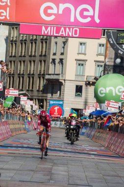 Milano, İtalya 28 Mayıs 2017: Profesyonel bisikletçi, Katusha takım, son zaman deneme aşamasında tur, İtalya 2017 varış ile Milano zor yarış 21 gün sonra bitiş çizgisine üzerinde.