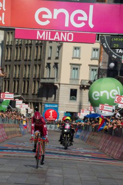 Milano, İtalya 28 Mayıs 2017: Profesyonel bisikletçi, Katusha takım, son zaman deneme aşamasında tur, İtalya 2017 varış ile Milano zor yarış 21 gün sonra bitiş çizgisine üzerinde.