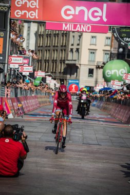 Milano, İtalya 28 Mayıs 2017: Profesyonel bisikletçi, Katusha takım, son zaman deneme aşamasında tur, İtalya 2017 varış ile Milano zor yarış 21 gün sonra bitiş çizgisine üzerinde.