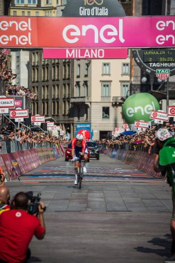 Milano, İtalya 28 Mayıs 2017: Tom Doumulin, Sunweb takımında son zaman deneme aşamasında tur, İtalya 2017 varış ile Milano zor yarış 21 gün sonra bitiş çizgisine.