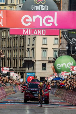 Milano, İtalya 28 Mayıs 2017: Vincenzo Nibali, geçen zaman deneme aşamasında tur, İtalya 2017 varış ile Milano zor yarış 21 gün sonra bitiş çizgisine üzerinde takım Bahreyn.
