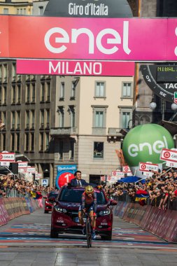 Milano, İtalya 28 Mayıs 2017: Vincenzo Nibali, geçen zaman deneme aşamasında tur, İtalya 2017 varış ile Milano zor yarış 21 gün sonra bitiş çizgisine üzerinde takım Bahreyn.