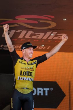Milano, İtalya 28 Mayıs 2017: Jos Van Emden, loto Jumbo takım, Milano podyumda gün sahne onun zaferi kutluyor. İtalya 2017 Tur son günü.