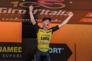 Milano, İtalya 28 Mayıs 2017: Jos Van Emden, loto Jumbo takım, Milano podyumda gün sahne onun zaferi kutluyor. İtalya 2017 Tur son günü.