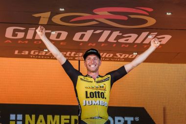 Milano, İtalya 28 Mayıs 2017: Jos Van Emden, loto Jumbo takım, Milano podyumda gün sahne onun zaferi kutluyor. İtalya 2017 Tur son günü.