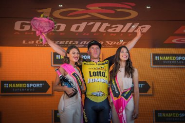 Milano, İtalya 28 Mayıs 2017: Jos Van Emden, loto Jumbo takım, Milano podyumda gün sahne onun zaferi kutluyor. İtalya 2017 Tur son günü.