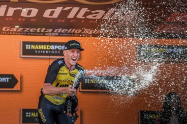 Milano, İtalya 28 Mayıs 2017: Jos Van Emden, loto Jumbo takım, Milano podyumda gün sahne onun zaferi kutluyor. İtalya 2017 Tur son günü.