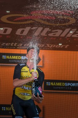 Milano, İtalya 28 Mayıs 2017: Jos Van Emden, loto Jumbo takım, Milano podyumda gün sahne onun zaferi kutluyor. İtalya 2017 Tur son günü.