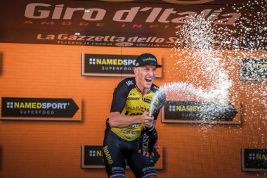 Milano, İtalya 28 Mayıs 2017: Jos Van Emden, loto Jumbo takım, Milano podyumda gün sahne onun zaferi kutluyor. İtalya 2017 Tur son günü.