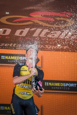 Milano, İtalya 28 Mayıs 2017: Jos Van Emden, loto Jumbo takım, Milano podyumda gün sahne onun zaferi kutluyor. İtalya 2017 Tur son günü.