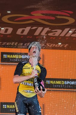 Milano, İtalya 28 Mayıs 2017: Jos Van Emden, loto Jumbo takım, Milano podyumda gün sahne onun zaferi kutluyor. İtalya 2017 Tur son günü.