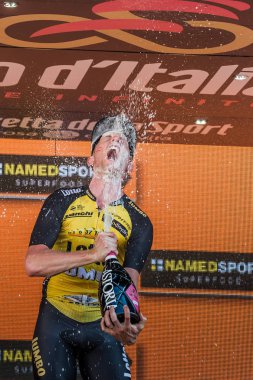 Milano, İtalya 28 Mayıs 2017: Jos Van Emden, loto Jumbo takım, Milano podyumda gün sahne onun zaferi kutluyor. İtalya 2017 Tur son günü.