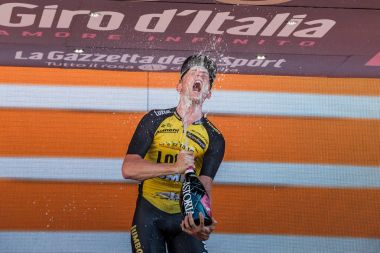Milano, İtalya 28 Mayıs 2017: Jos Van Emden, loto Jumbo takım, Milano podyumda gün sahne onun zaferi kutluyor. İtalya 2017 Tur son günü.