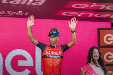 Milano, İtalya 28 Mayıs 2017: Vincenzo Nibali, Takım Bahreyn, İtalya 2017 tur bitirmek Milano podyumda yarış 21 gün sonra kutluyor.