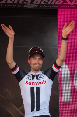 Milano, İtalya 28 Mayıs 2017: Tom Doumulin, Sunweb takım, podyum Milano İtalya tur 2017 baskı sayısı 100 21 gün sonra yarış onun zaferi kutluyor.