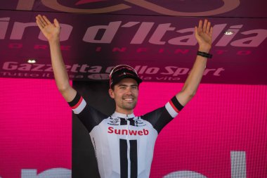 Milano, İtalya 28 Mayıs 2017: Tom Doumulin, Sunweb takım, podyum Milano İtalya tur 2017 baskı sayısı 100 21 gün sonra yarış onun zaferi kutluyor.