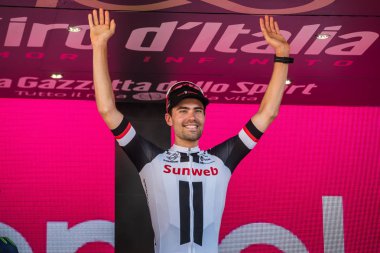 Milano, İtalya 28 Mayıs 2017: Tom Doumulin, Sunweb takım, podyum Milano İtalya tur 2017 baskı sayısı 100 21 gün sonra yarış onun zaferi kutluyor.