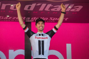 Milano, İtalya 28 Mayıs 2017: Tom Doumulin, Sunweb takım, podyum Milano İtalya tur 2017 baskı sayısı 100 21 gün sonra yarış onun zaferi kutluyor.