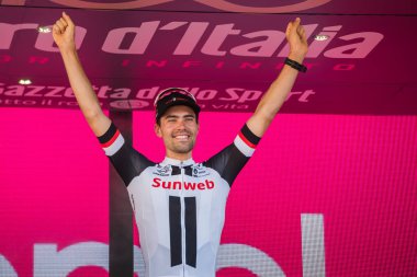 Milano, İtalya 28 Mayıs 2017: Tom Doumulin, Sunweb takım, podyum Milano İtalya tur 2017 baskı sayısı 100 21 gün sonra yarış onun zaferi kutluyor.