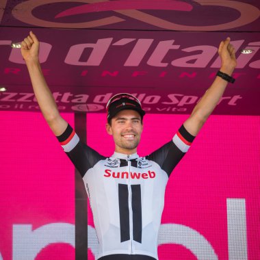 Milano, İtalya 28 Mayıs 2017: Tom Doumulin, Sunweb takım, podyum Milano İtalya tur 2017 baskı sayısı 100 21 gün sonra yarış onun zaferi kutluyor.