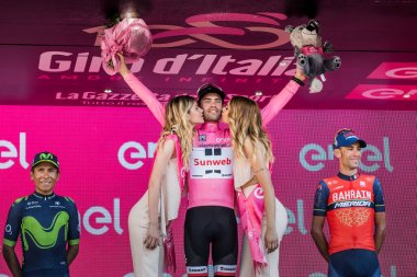 Milano, İtalya 28 Mayıs 2017: Tom Doumulin, Sunweb takım, podyum Milano İtalya tur 2017 baskı sayısı 100 21 gün sonra yarış onun zaferi kutluyor.