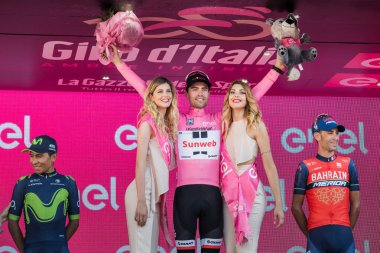 Milano, İtalya 28 Mayıs 2017: Tom Doumulin, Sunweb takım, podyum Milano İtalya tur 2017 baskı sayısı 100 21 gün sonra yarış onun zaferi kutluyor.