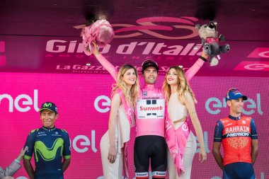 Milano, İtalya 28 Mayıs 2017: Tom Doumulin, Sunweb takım, podyum Milano İtalya tur 2017 baskı sayısı 100 21 gün sonra yarış onun zaferi kutluyor.