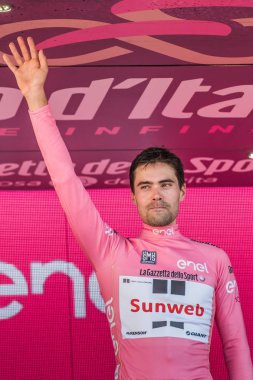 Milano, İtalya 28 Mayıs 2017: Tom Doumulin, Sunweb takım, podyum Milano İtalya tur 2017 baskı sayısı 100 21 gün sonra yarış onun zaferi kutluyor.