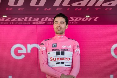 Milano, İtalya 28 Mayıs 2017: Tom Doumulin, Sunweb takım, podyum Milano İtalya tur 2017 baskı sayısı 100 21 gün sonra yarış onun zaferi kutluyor.