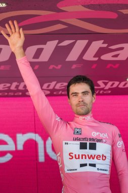 Milano, İtalya 28 Mayıs 2017: Tom Doumulin, Sunweb takım, podyum Milano İtalya tur 2017 baskı sayısı 100 21 gün sonra yarış onun zaferi kutluyor.
