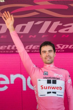 Milano, İtalya 28 Mayıs 2017: Tom Doumulin, Sunweb takım, podyum Milano İtalya tur 2017 baskı sayısı 100 21 gün sonra yarış onun zaferi kutluyor.