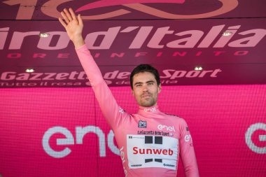 Milano, İtalya 28 Mayıs 2017: Tom Doumulin, Sunweb takım, podyum Milano İtalya tur 2017 baskı sayısı 100 21 gün sonra yarış onun zaferi kutluyor.