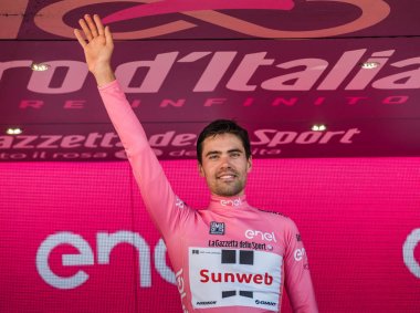 Milano, İtalya 28 Mayıs 2017: Tom Doumulin, Sunweb takım, podyum Milano İtalya tur 2017 baskı sayısı 100 21 gün sonra yarış onun zaferi kutluyor.