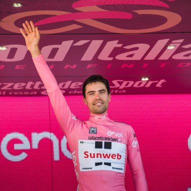 Milano, İtalya 28 Mayıs 2017: Tom Doumulin, Sunweb takım, podyum Milano İtalya tur 2017 baskı sayısı 100 21 gün sonra yarış onun zaferi kutluyor.