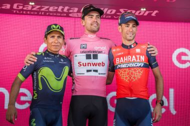 Milano, İtalya 28 Mayıs 2017: Yarış 21 gün sonra İtalya 2017 tur final podyum. Nairo Quintana ve Vincenzo Nibali genel sınıflandırma Tom Doumulin galibi ile.