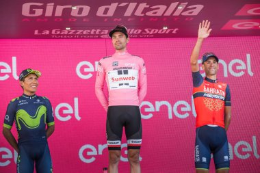 Milano, İtalya 28 Mayıs 2017: Tom Doumulin, Sunweb takım, podyum Milano İtalya tur 2017 baskı sayısı 100 21 gün sonra yarış onun zaferi kutluyor.