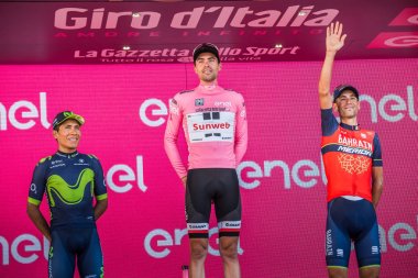 Milano, İtalya 28 Mayıs 2017: Tom Doumulin, Sunweb takım, podyum Milano İtalya tur 2017 baskı sayısı 100 21 gün sonra yarış onun zaferi kutluyor.