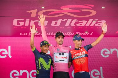 Milano, İtalya 28 Mayıs 2017: Yarış 21 gün sonra İtalya 2017 tur final podyum. Nairo Quintana ve Vincenzo Nibali genel sınıflandırma Tom Doumulin galibi ile.