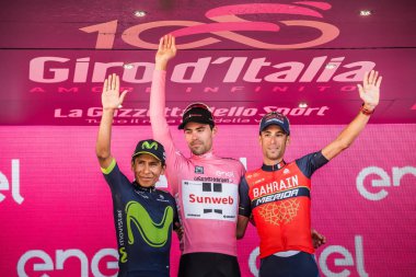 Milano, İtalya 28 Mayıs 2017: Yarış 21 gün sonra İtalya 2017 tur final podyum. Nairo Quintana ve Vincenzo Nibali genel sınıflandırma Tom Doumulin galibi ile.