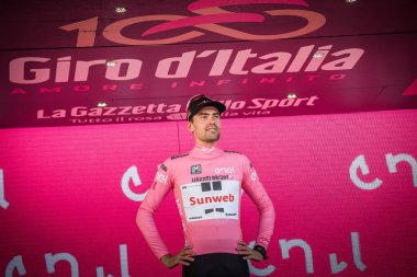 Milano, İtalya 28 Mayıs 2017: Tom Doumulin, Sunweb takım, podyum Milano İtalya tur 2017 baskı sayısı 100 21 gün sonra yarış onun zaferi kutluyor.