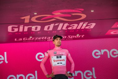 Milano, İtalya 28 Mayıs 2017: Tom Doumulin, Sunweb takım, podyum Milano İtalya tur 2017 baskı sayısı 100 21 gün sonra yarış onun zaferi kutluyor.