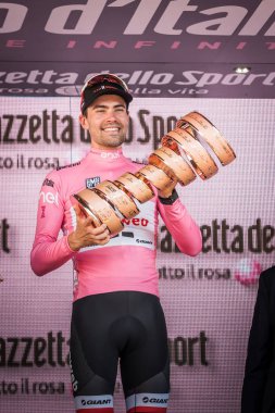 Milano, İtalya 28 Mayıs 2017: Tom Doumulin, Sunweb takım, podyum Milano İtalya 2017 tur onun zaferi kutluyor ve sıkılaştırır, ilk kez, yarış sonsuz kupa sembolü.