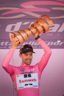 Milano, İtalya 28 Mayıs 2017: Tom Doumulin, Sunweb takım, podyum Milano İtalya 2017 tur onun zaferi kutluyor ve sıkılaştırır, ilk kez, yarış sonsuz kupa sembolü.