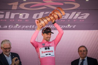 Milano, İtalya 28 Mayıs 2017: Tom Doumulin, Sunweb takım, podyum Milano İtalya 2017 tur onun zaferi kutluyor ve sıkılaştırır, ilk kez, yarış sonsuz kupa sembolü.