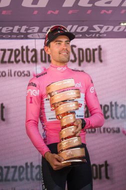 Milano, İtalya 28 Mayıs 2017: Tom Doumulin, Sunweb takım, podyum Milano İtalya 2017 tur onun zaferi kutluyor ve sıkılaştırır, ilk kez, yarış sonsuz kupa sembolü.